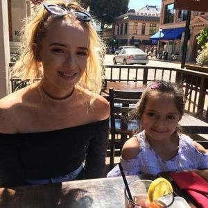 Meet your Posher, Debee